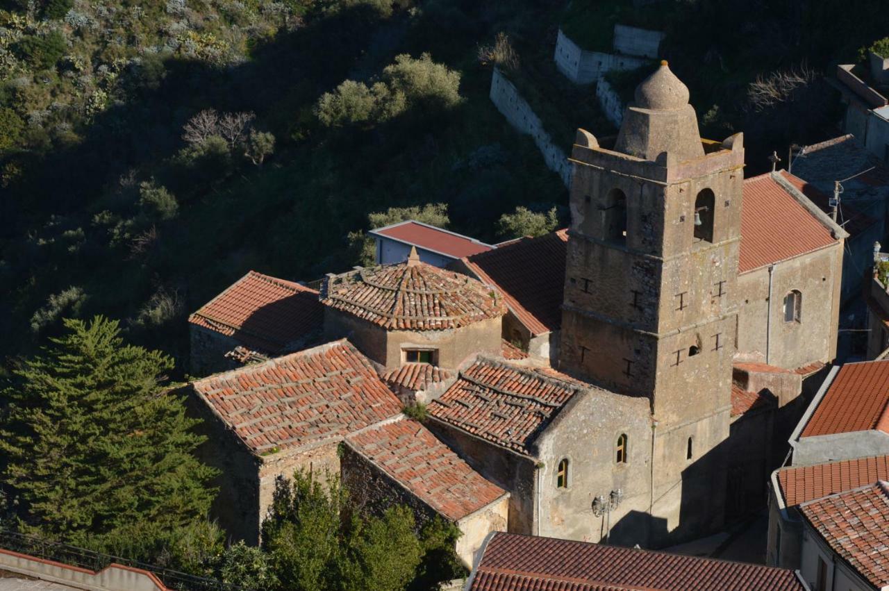 B&B Incantevole Vicolo Piraino Bagian luar foto
