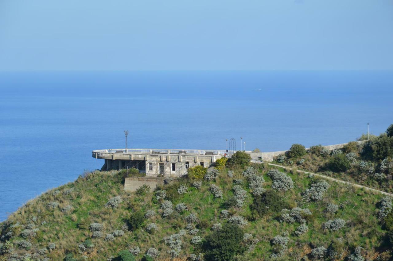 B&B Incantevole Vicolo Piraino Bagian luar foto