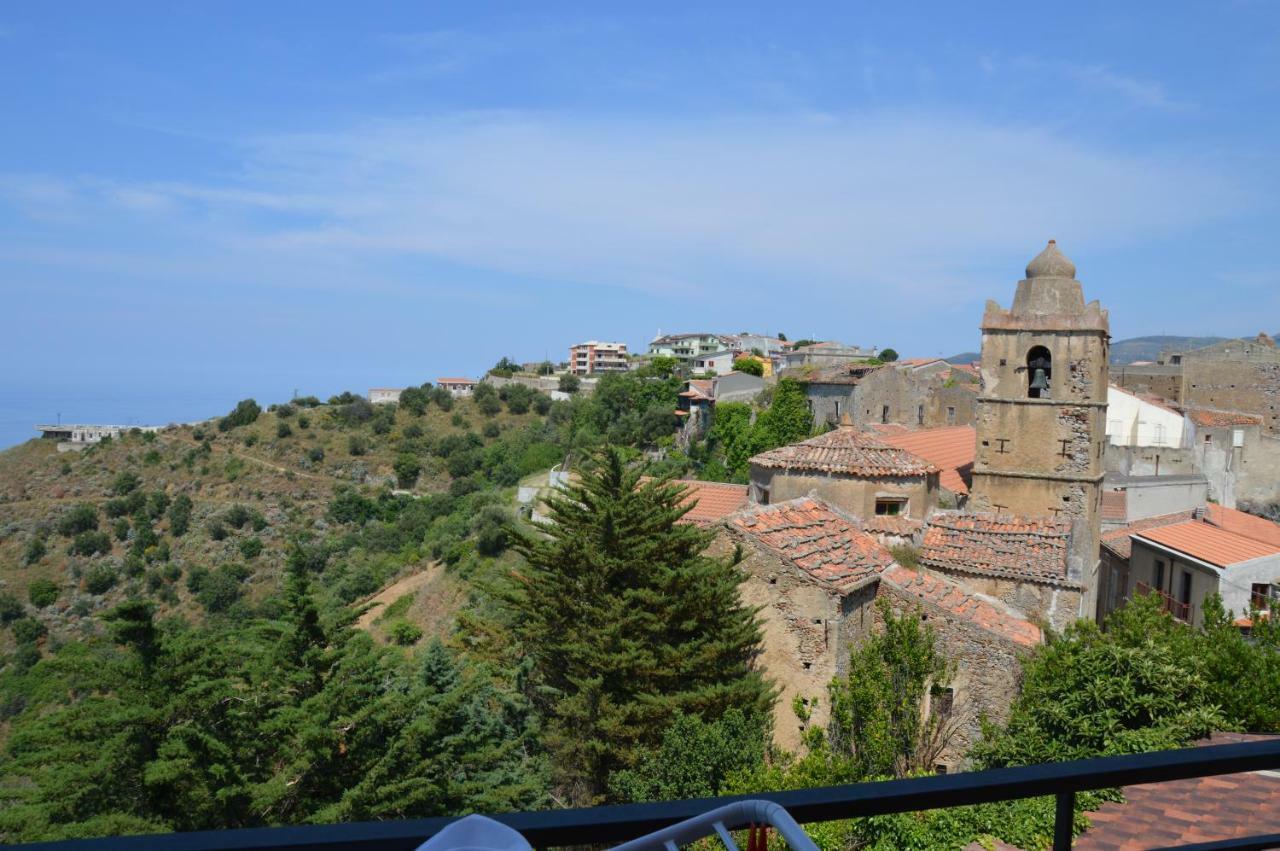 B&B Incantevole Vicolo Piraino Bagian luar foto