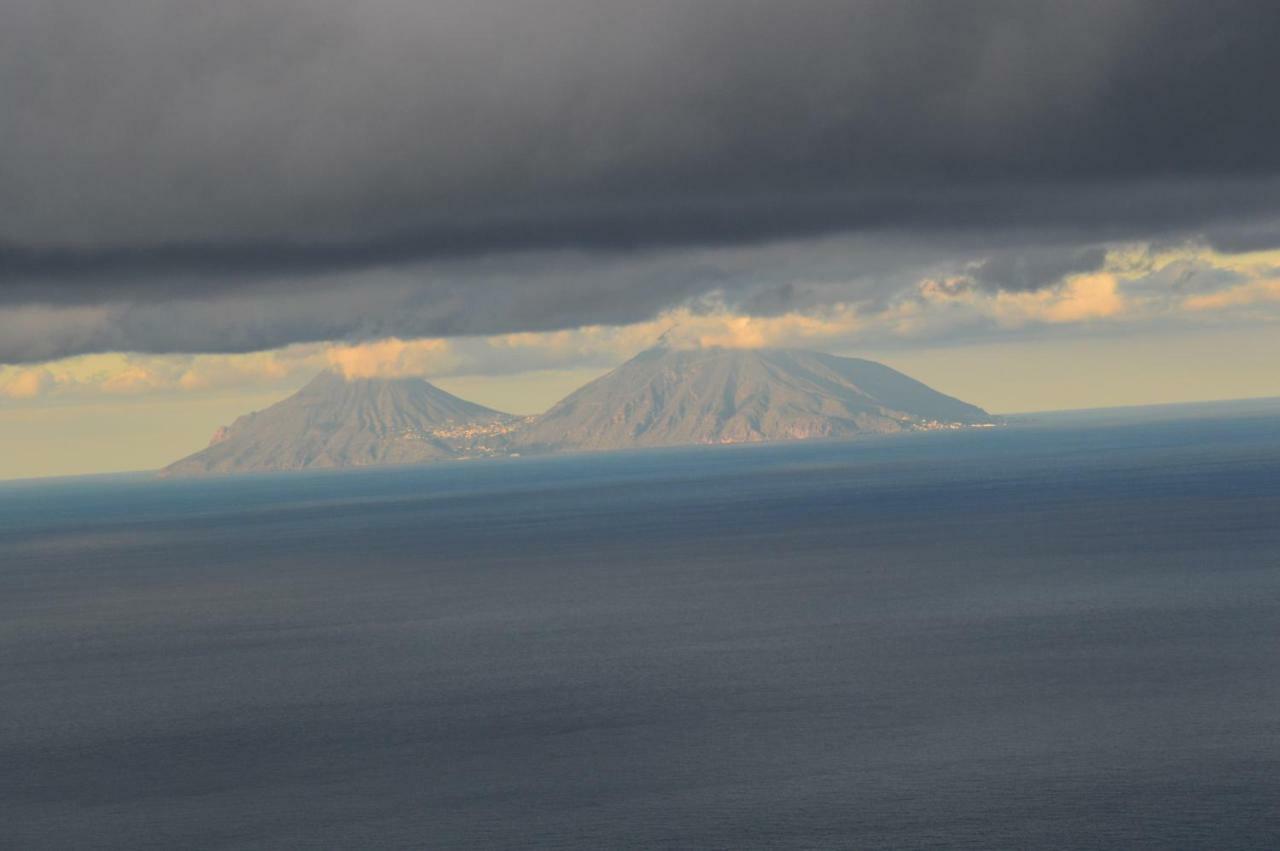 B&B Incantevole Vicolo Piraino Bagian luar foto
